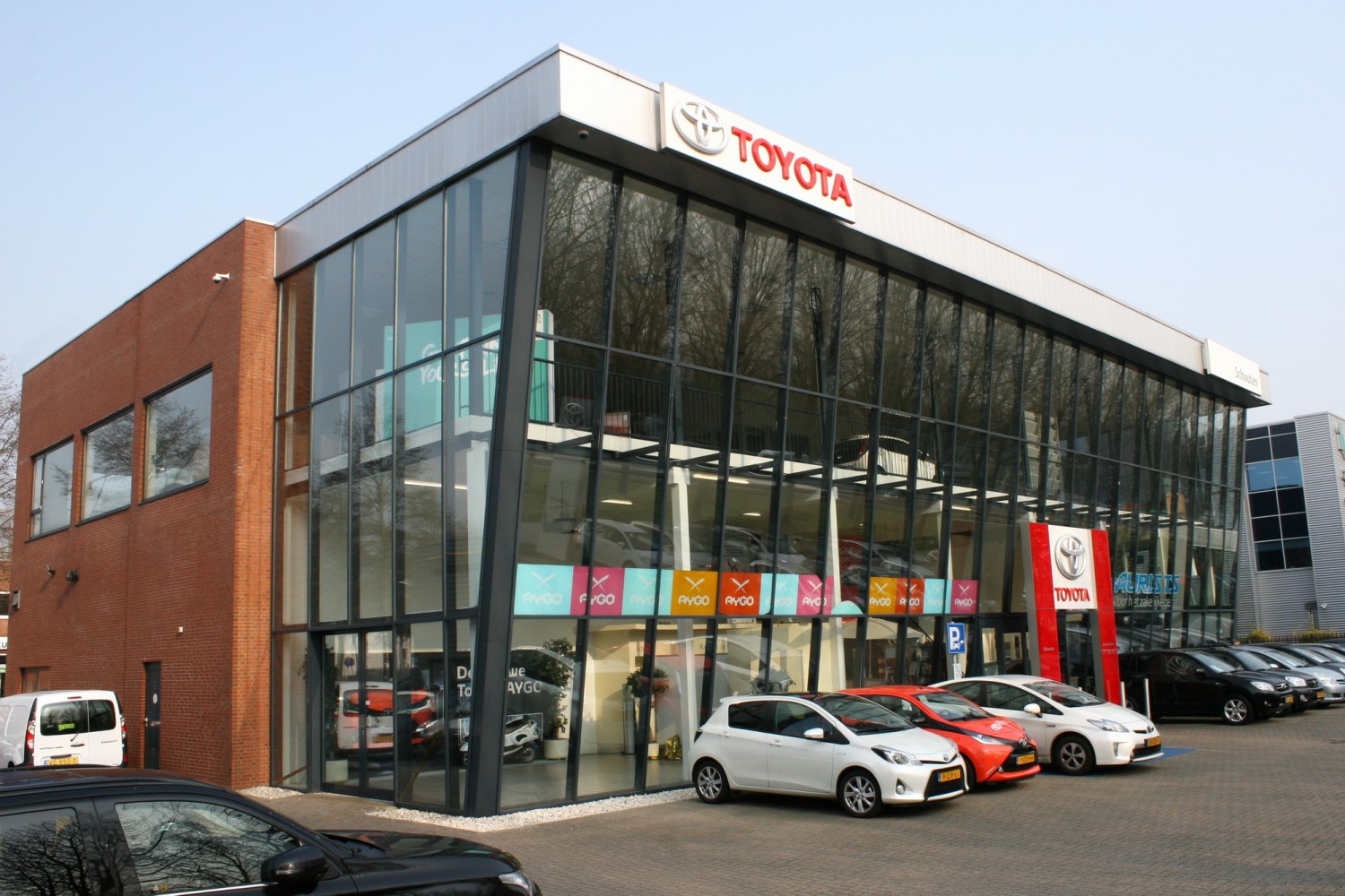 nieuwbouw autogarage showroom Toyota Schouten Alblasserdam Brand I BBA Architecten